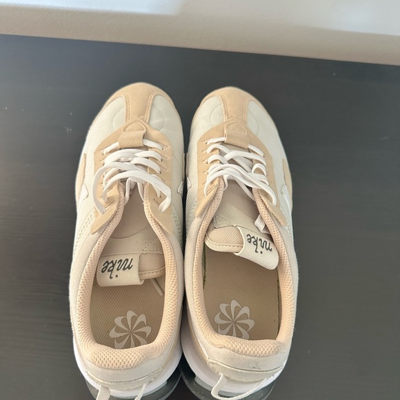 Women’s Nike Air Max - Picture 3 of 12